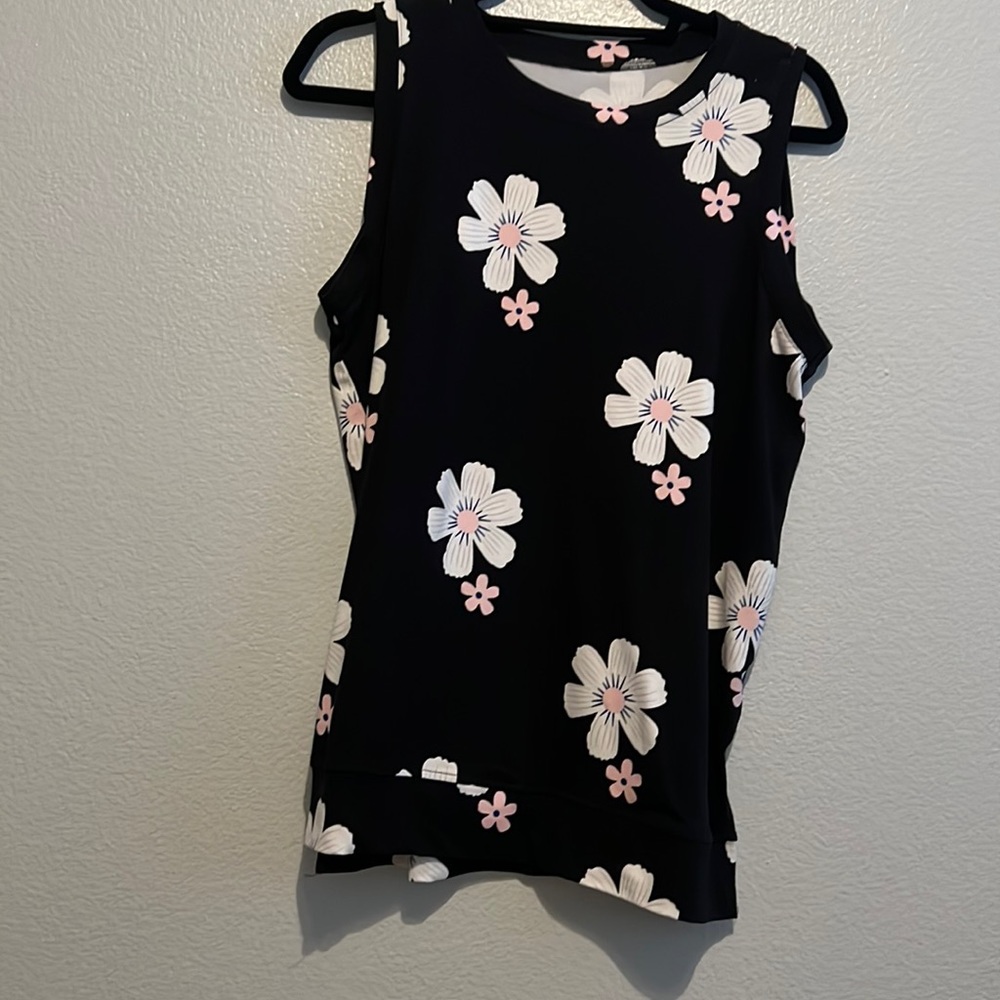 Blank tank with floral design